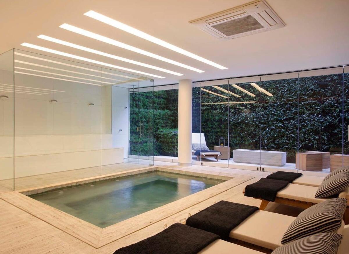 2br Heart Of Leblon With Balcony, Renovated Gem Apartamento