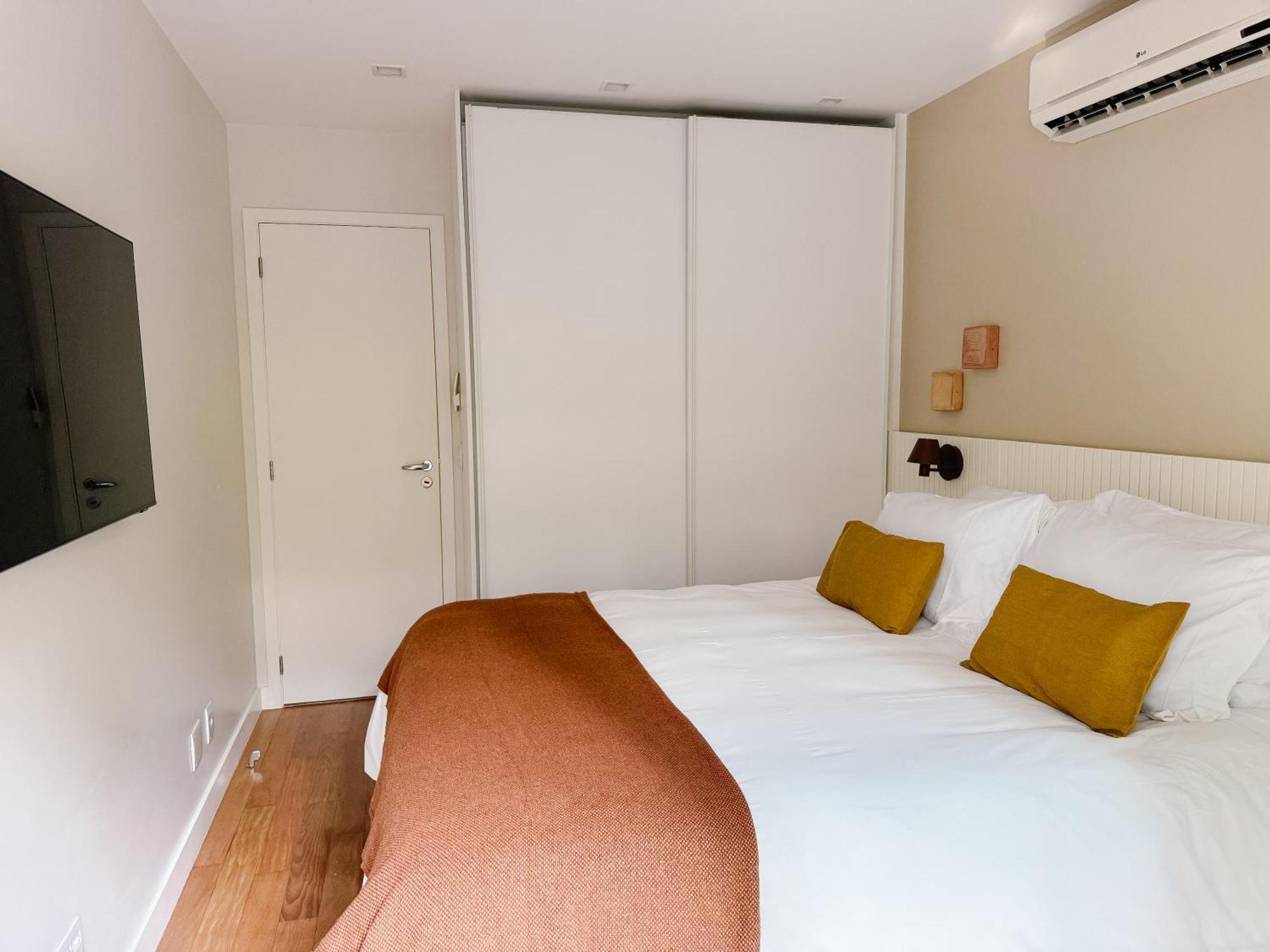 2br Heart Of Leblon With Balcony, Renovated Gem Apartamento *
