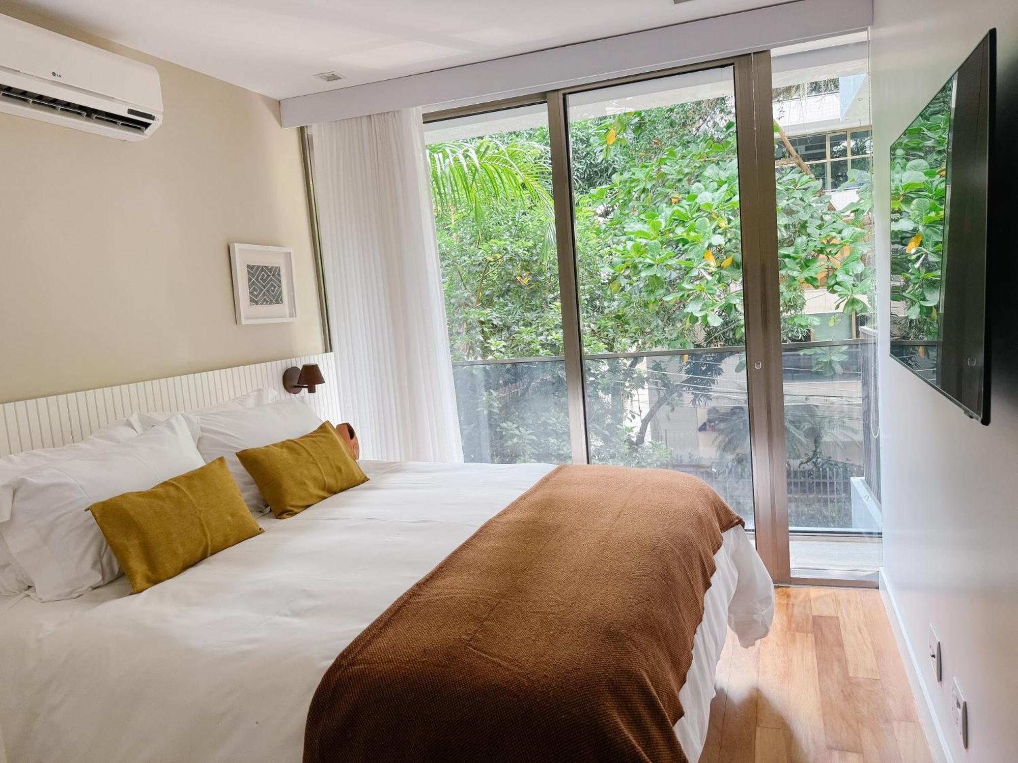 Apartment 2br Heart Of Leblon With Balcony, Renovated Gem