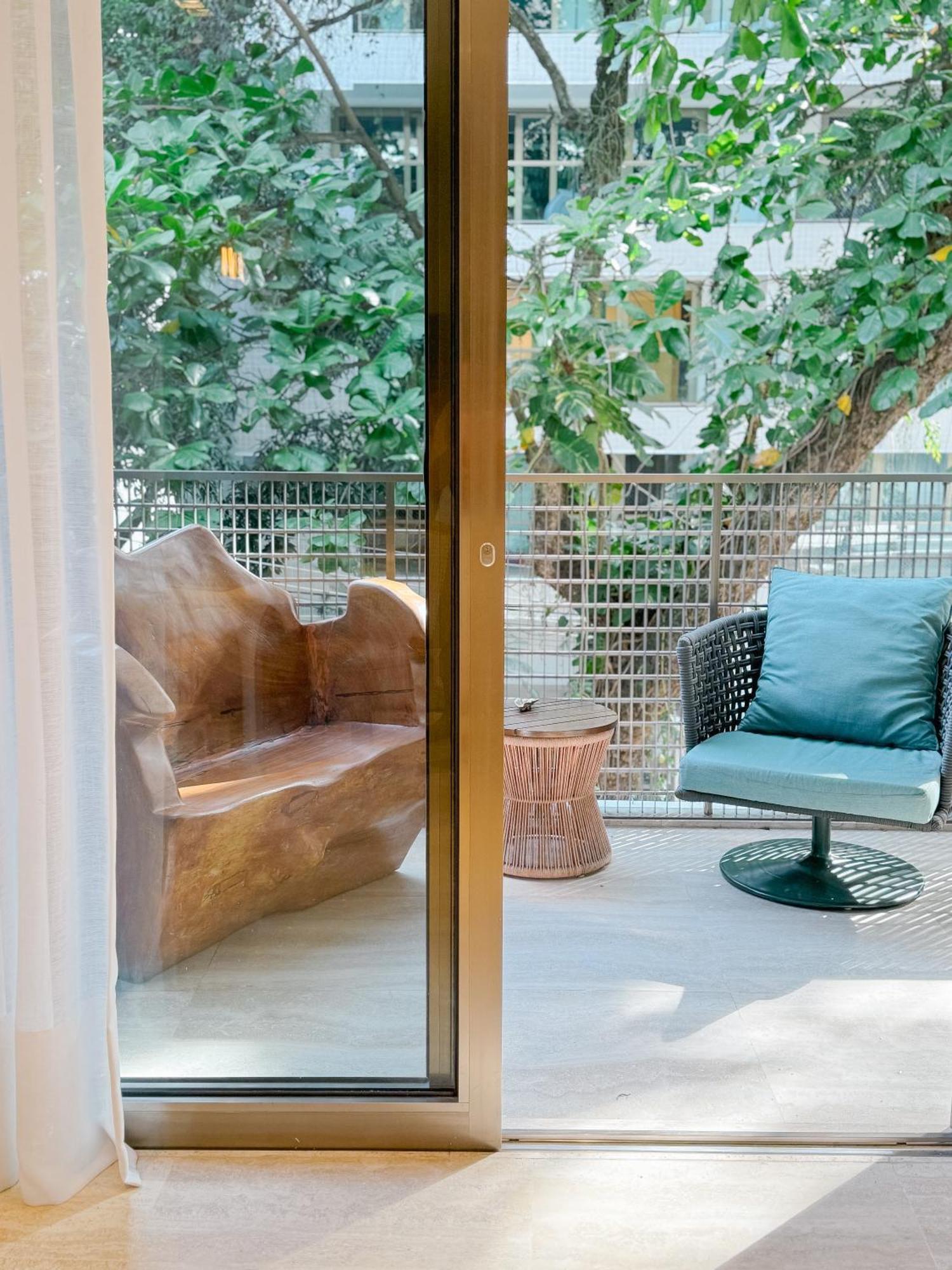 2br Heart Of Leblon With Balcony, Renovated Gem Apartamento *