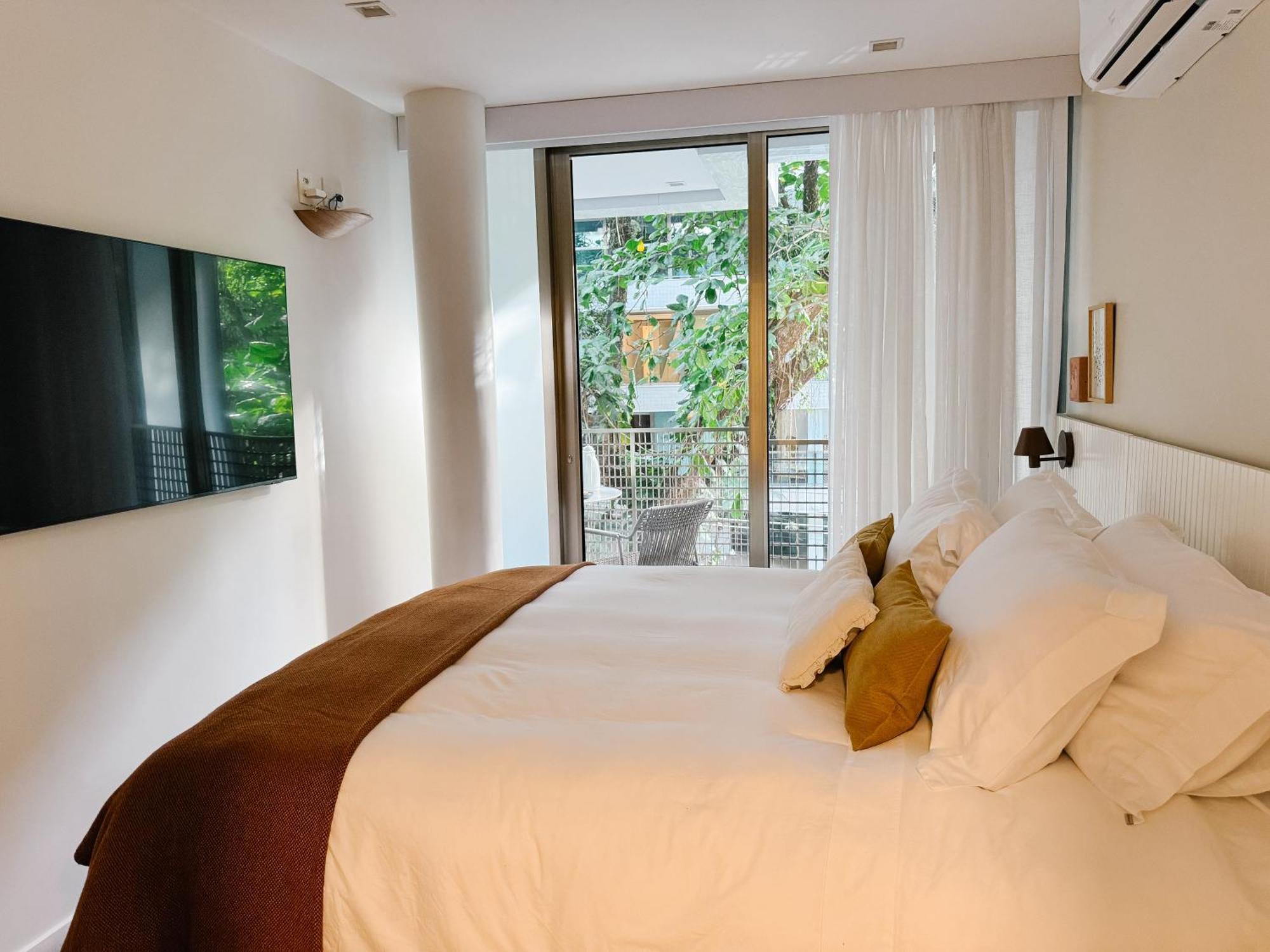 Apartment 2br Heart Of Leblon With Balcony, Renovated Gem