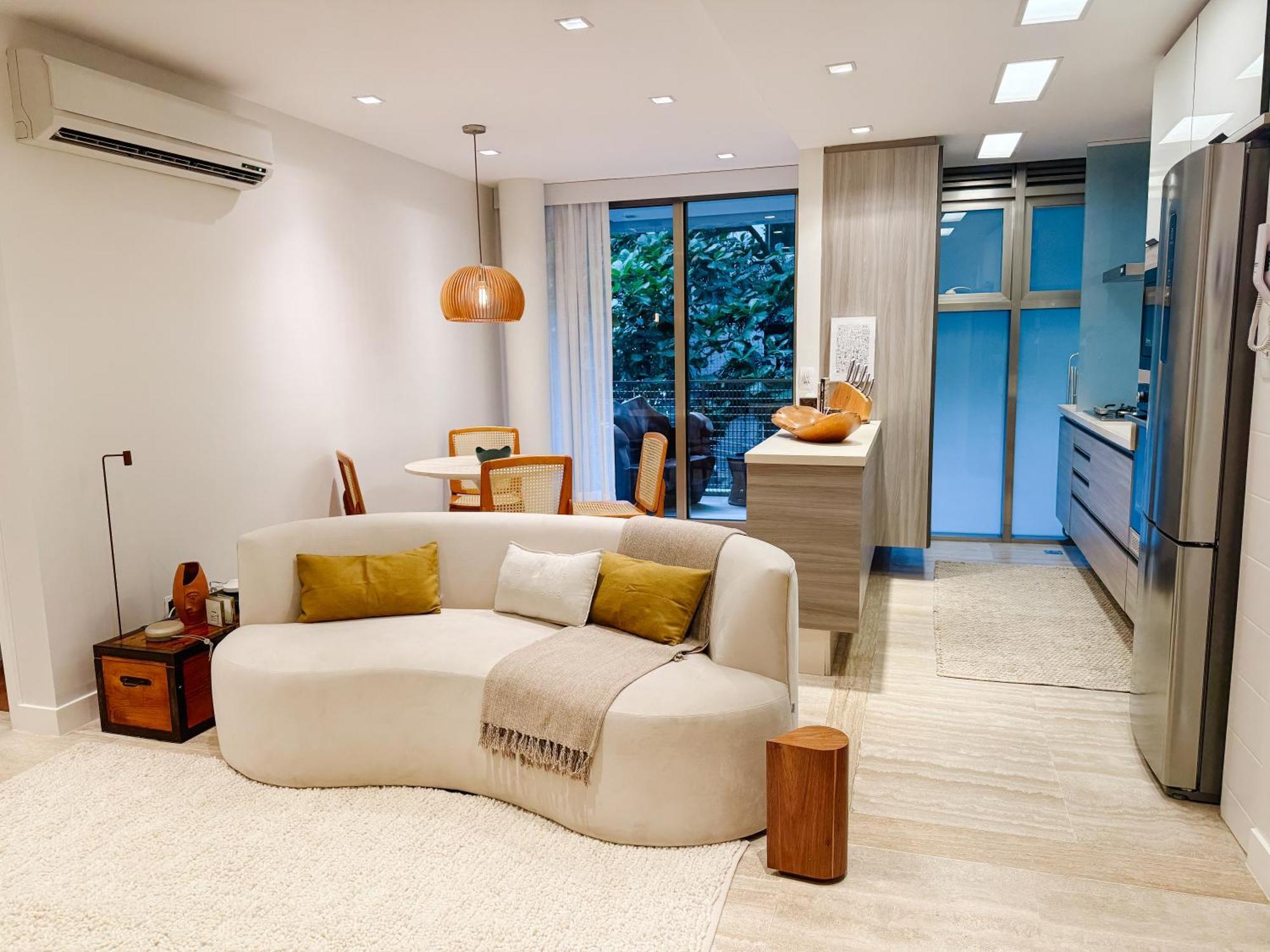 2br Heart Of Leblon With Balcony, Renovated Gem Apartamento